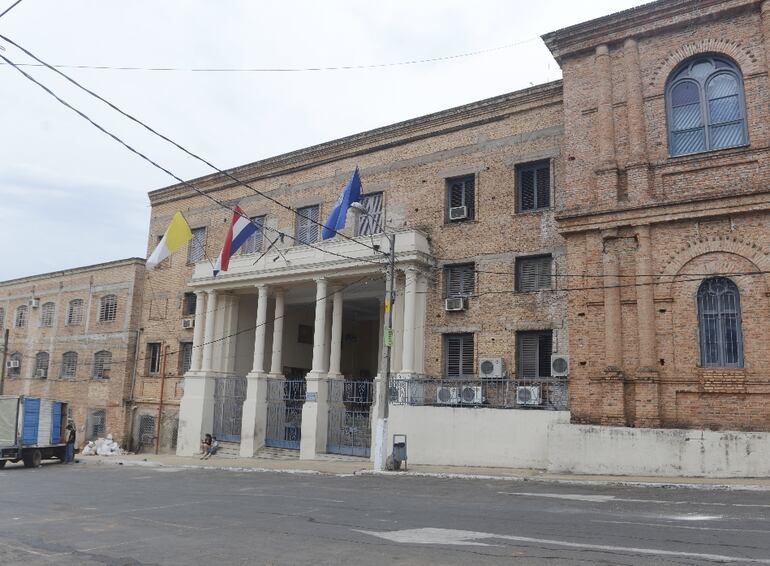 Sede central de la Universidad Católica. Sus autoridades piden investigar un supuesto caso de violación de una estudiante.