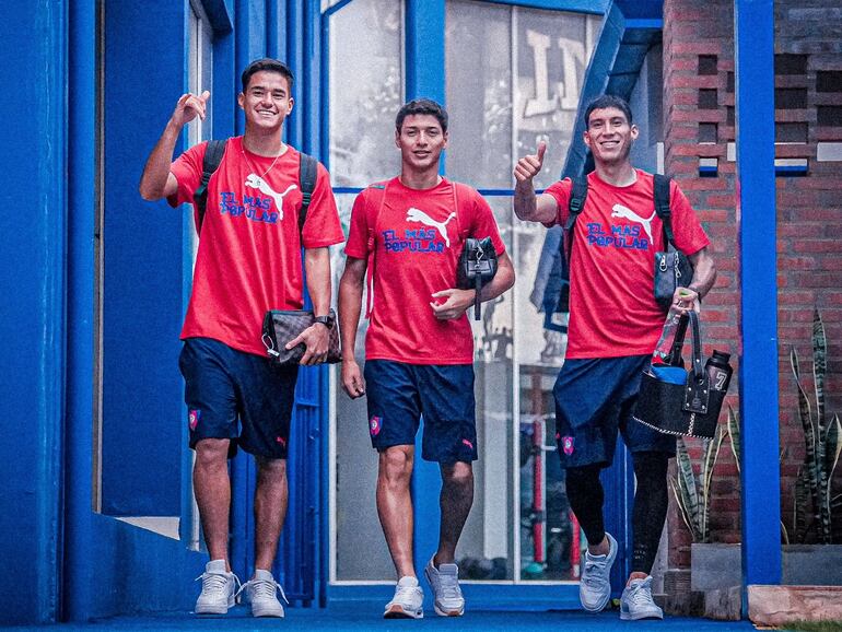 Rodrigo Melgarejo, Derlis Rodríguez y Enzo Giménez, jugadores de Cerro Porteño, previo al viaje a General Caballero de Juan León Mallorquín.