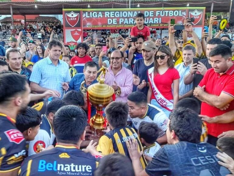 Los jugadores de Sudamérica reciben el título de campeón 2023 de la Liga Regional de Fútbol de Paraguarí.