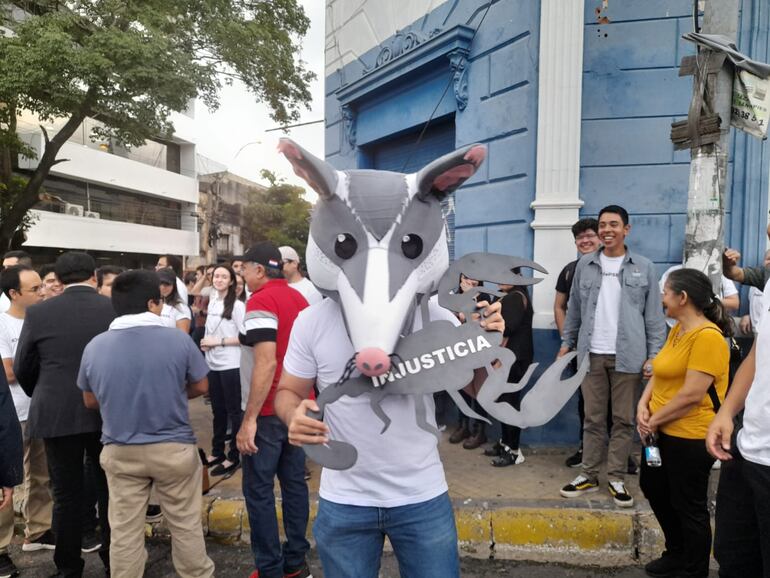 Llamativa protesta de despedidos con las figuras de un alacrán y un mbykuré.