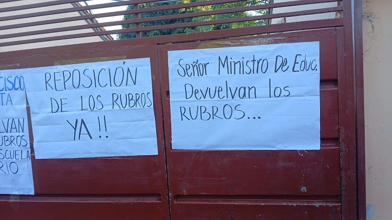 Varios carteles fueron instalados en la institución para exigir la reposición de rubros.