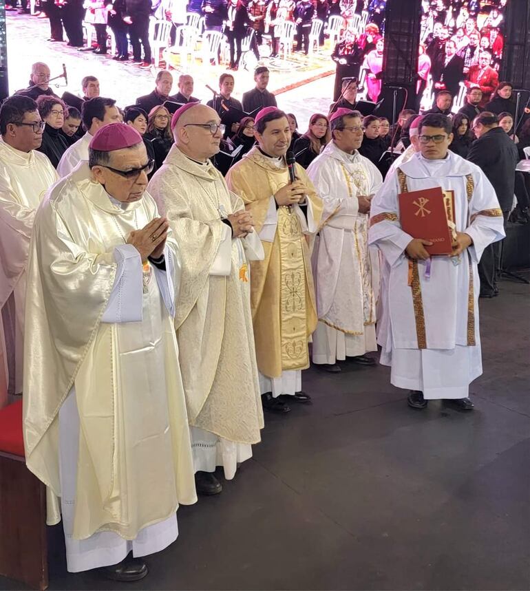 La Bienal Católica fue organizada por la Diócesis de la Santísima Encarnación, encabezada por el obispo Francisco Javier Pistilli y la Universidad Católica Campus Itapúa, con el apoyo de la Conferencia Episcopal Paraguaya (CEP), y las 17 sedes de la Universidad Católica en el país.