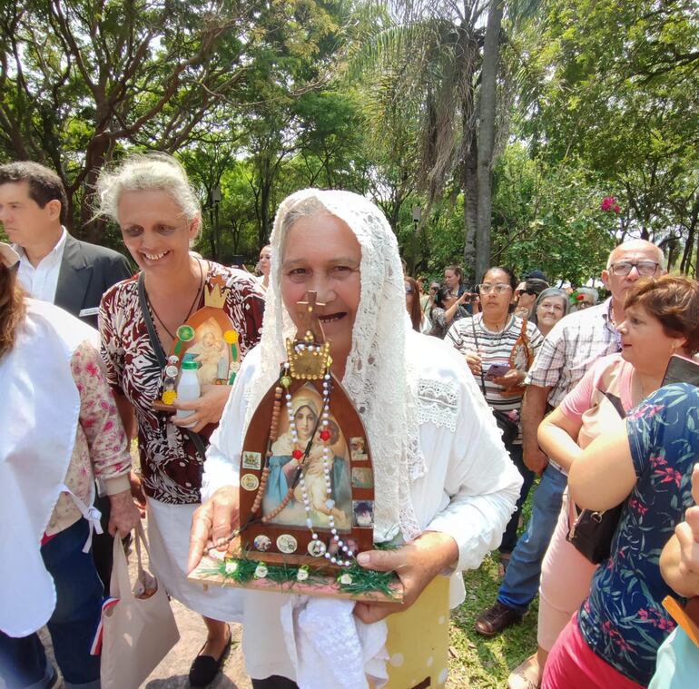 Los feligreses llevaron sus imágenes para ser bendecidos.