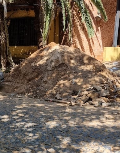 Montículo de tierra en el barrio Ycuá Satí de Asunción.