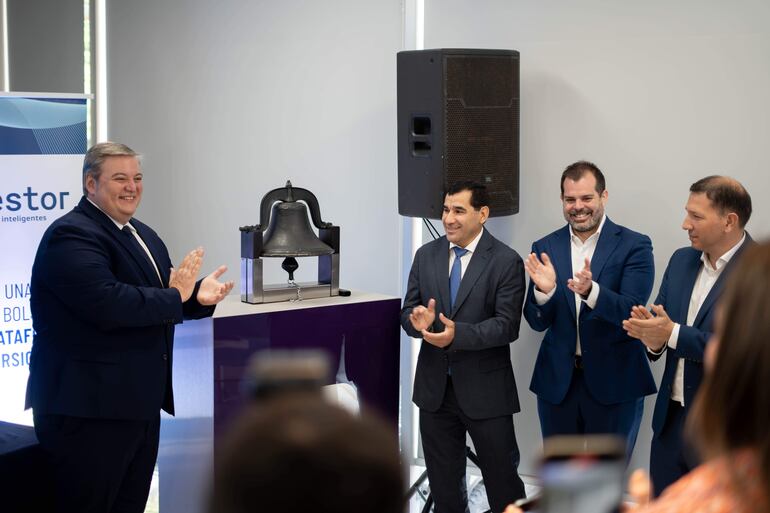 Osvaldo Serafini (izquierda), del Banco GNB Paraguay, celebra el importante logro de la entidad bancaria.