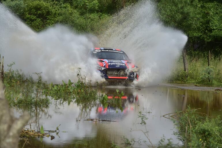 Una postal con el Hyundai i20 N Rally2 de Fau Zaldívar y Marcelo der Ohannesian, en un cruce de agua en la etapa 1 de ayer.