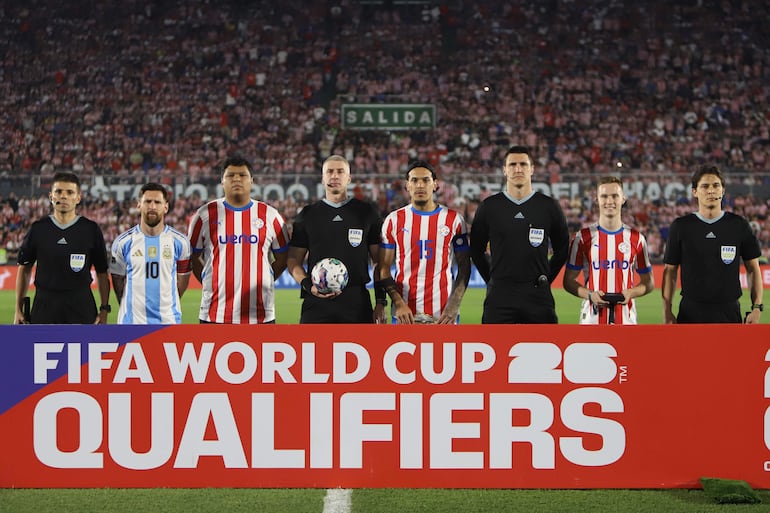 Joshua Duerksen junto a Lionel Messi, Gustavo Gómez y los árbitros del partido Paraguay-Argentina, en el Defensores del Chaco. (Marta Escurra)