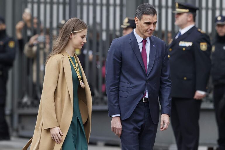 El presidente del Gobierno español, Pedro Sánchez, junto a la princesa de Asturias Leonor al comienzo de la solemne apertura de la XV Legislatura. (EFE/Mariscal)
