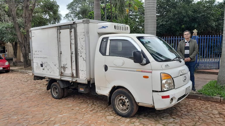 Buenaventura Gómez, al costado de su única camioneta, que está ofreciendo como premio de una rifa.