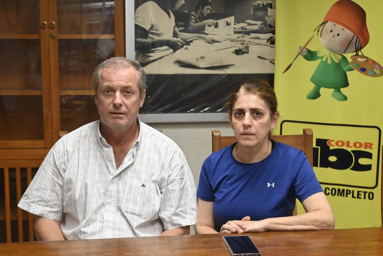 Klaus Rainer Schmidt (56) y su esposa Analía Ruiz Diaz, en la redacción del diario.