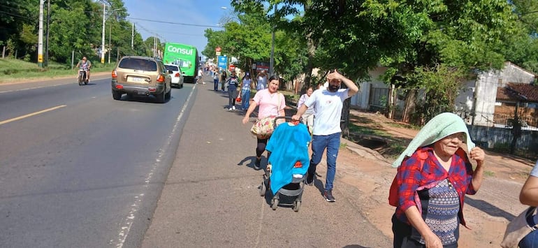 Larga columna de peregrinos de diferentes edades se observó en la mañana de ayer sobre la ruta PY02, rumbo a la Basílica.