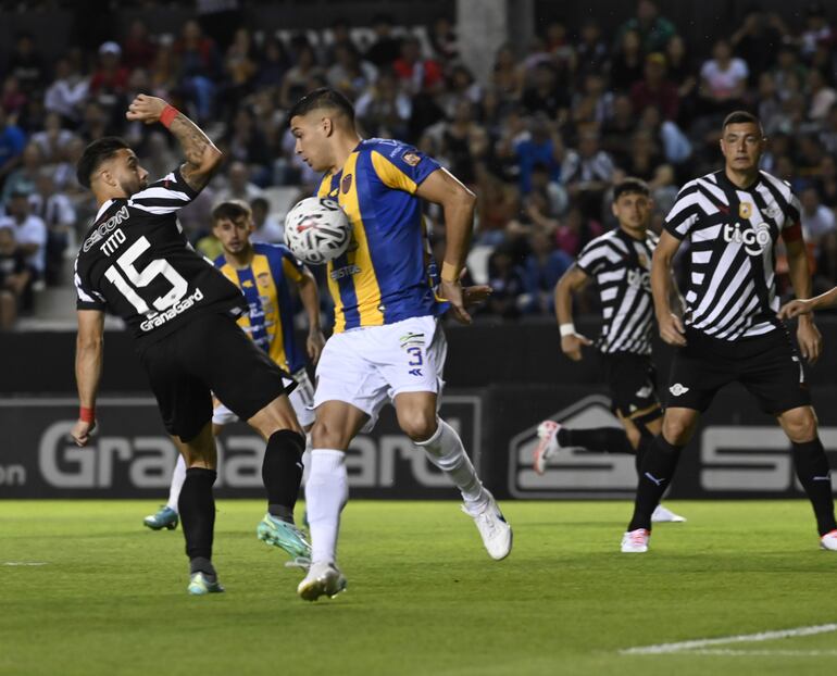 El defensor Iván Villalba se lleva el balón con el pecho para evitar una ocasión de gol de Héctor Tito Villalba