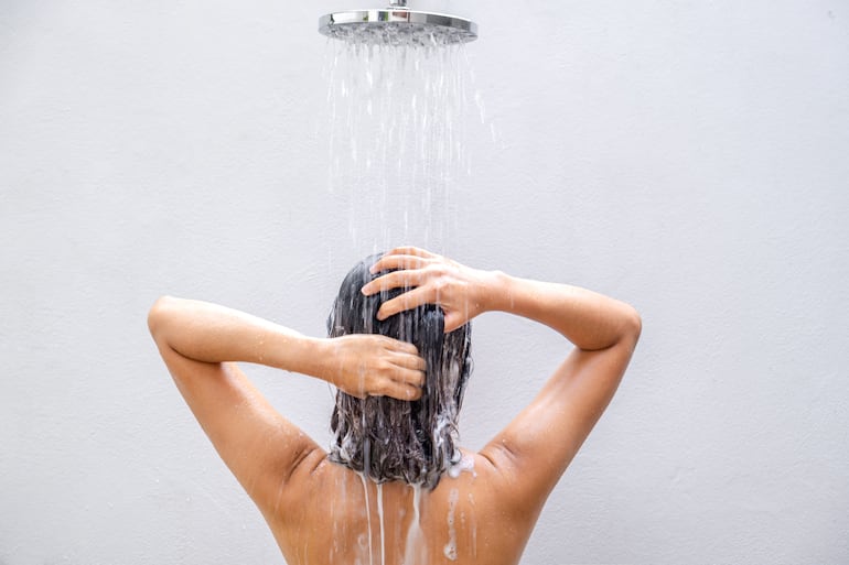 Mujer en la ducha.