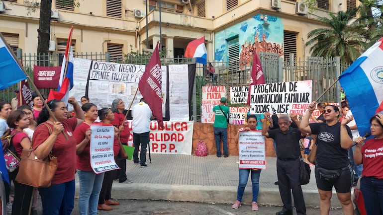 Protesta frente al Ministerio de Salud, con el lema Octubre Negro.