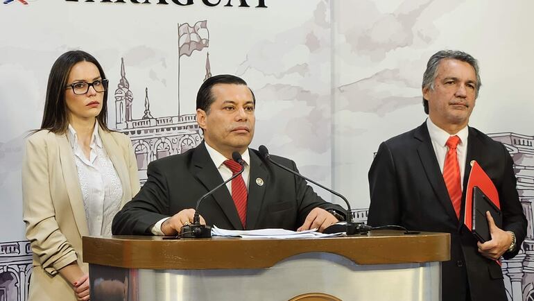 El presidente de la ANDE, Ing. Félix Sosa, en Mburuvichá Róga.