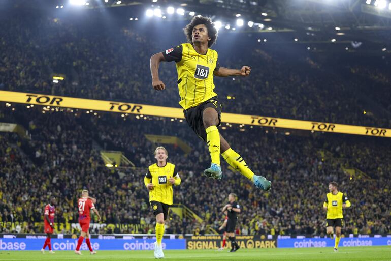 Dortmund (Germany), 13/09/2024.- Karim Adeyemi of Dortmund celebrates after scoring the 2-0 goal during the German Bundesliga soccer match between Borussia Dortmund and 1.FC Heidenheim in Dortmund, Germany, 13 September 2024. (Alemania, Rusia) EFE/EPA/CHRISTOPHER NEUNDORF CONDITIONS - ATTENTION: The DFL regulations prohibit any use of photographs as image sequences and/or quasi-video.
