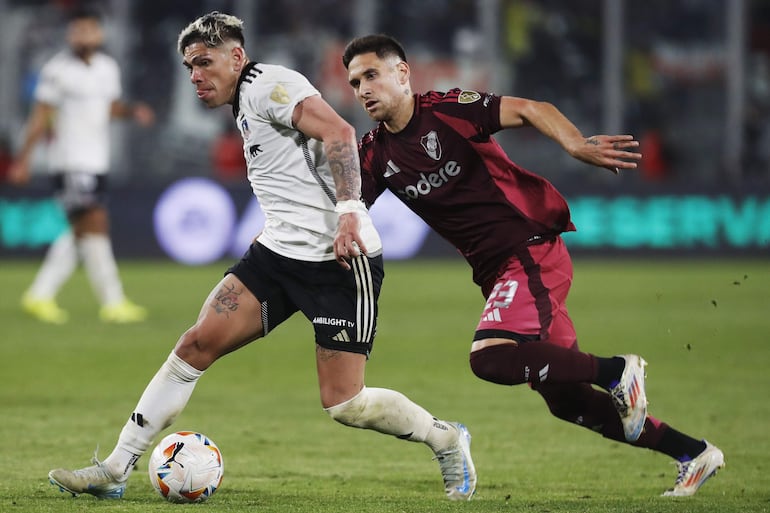 Carlos Palacios (i) de Colo Colo disputa un balón con Rodrigo Villagra de River este martes, en el partido de ida de cuartos de final de la Copa Libertadores entre Colo Colo y River Plate en el estadio Monumental David Arellano en Santiago (Chile).