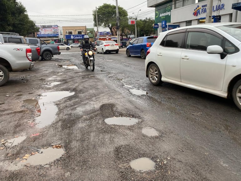 Entrada de la Avda. Las Residentas lleno de baches.