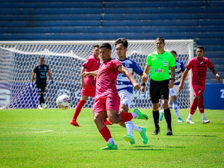 Hugo Fabián Franco se adelanta hacia la pelota a Alex Rodrigo Franco, uno de los cambios en el 2 de Mayo, que ayer empató en casa frente a Nacional, sin goles.