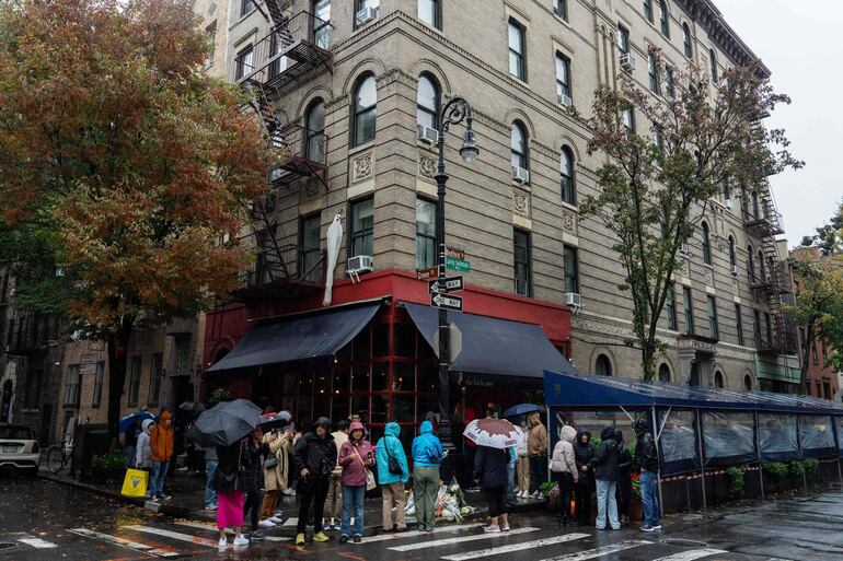 Fans de la serie "Friends" se congregan frente al edificio ubicado en el West Village de Nueva York para rendir tributo al actor Matthew Perry.