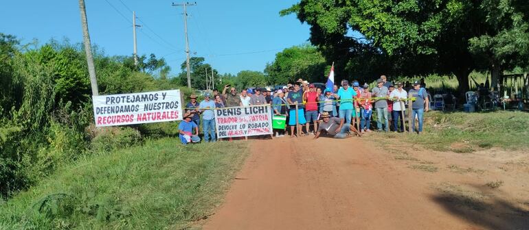 Pobladores de Arroyos y Esteros en la compañía Mainumby, zona donde se pretende construir un vertedero.