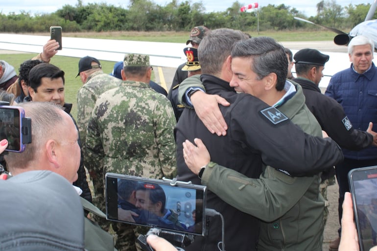 El vicepresidente de la República Pedro Alliana recibe al presidente de la República, Santiago Peña, en su ciudad natal, Pilar en el predio del aeropuerto Carlos Miguel Jiménez.