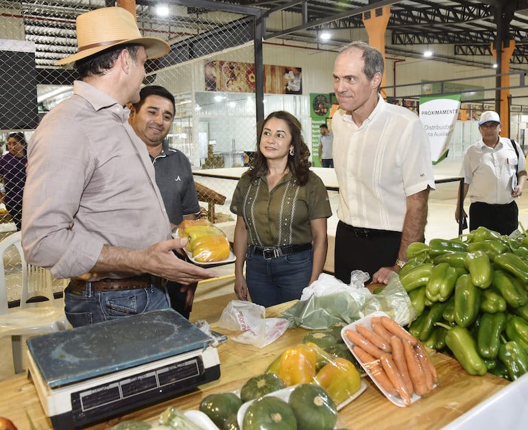 Durante la inauguración, directivos de Abasto Este y las autoridades nacionales conversaron con los agricultores.