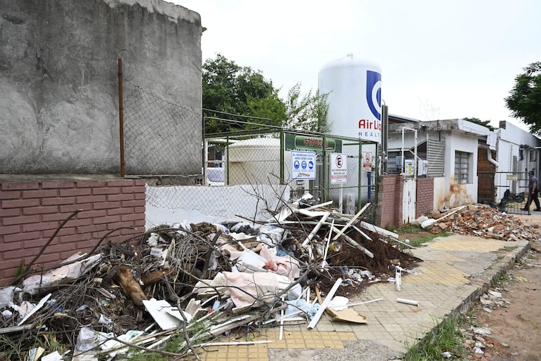 Vista del balón de oxígeno de Air Liquide, en medio de escombros y basura que se acumulan en la vereda del hospital. 