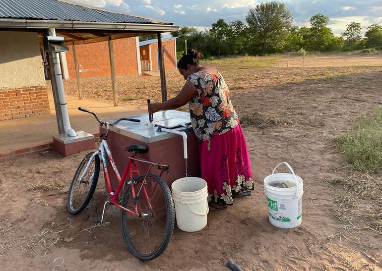 Hasta la fecha pobladores acarrean agua para sobrevivir, especialmente la población vulnerable. 