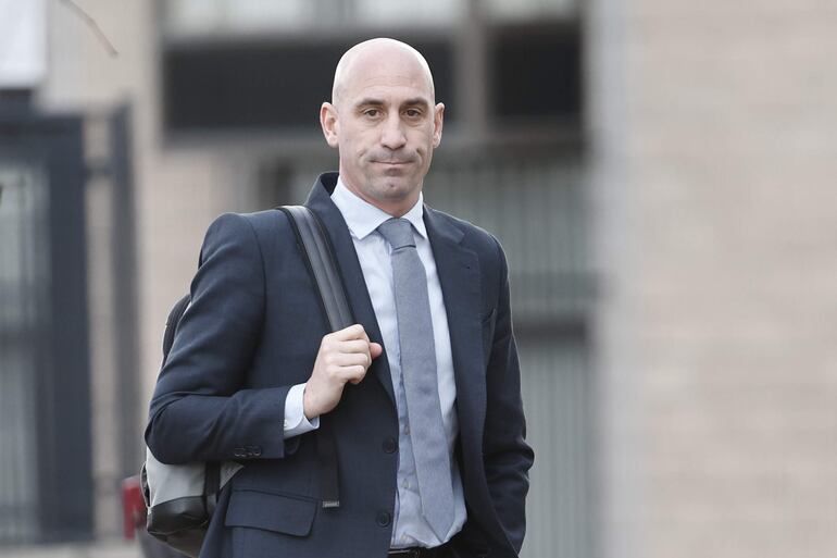 El ex presidente de la Real Federación de fútbol, Luis Rubiales, a su llegada a la Audiencia Nacional en San Fernando de Henares, Madrid, este miércoles. 