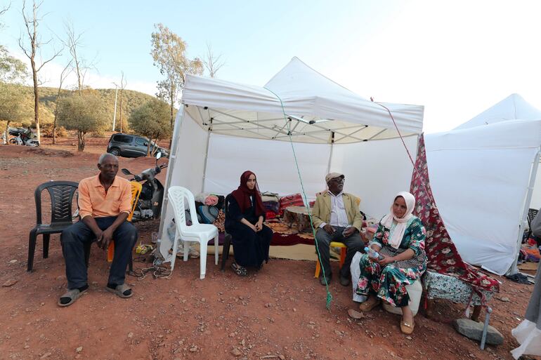 Numerosas carpas de campaña y de emergencia se habilitaron para dar asistencia humanitaria a los afectados. (Terremoto/sismo, Marruecos) EFE/EPA/MOHAMED MESSARA.
