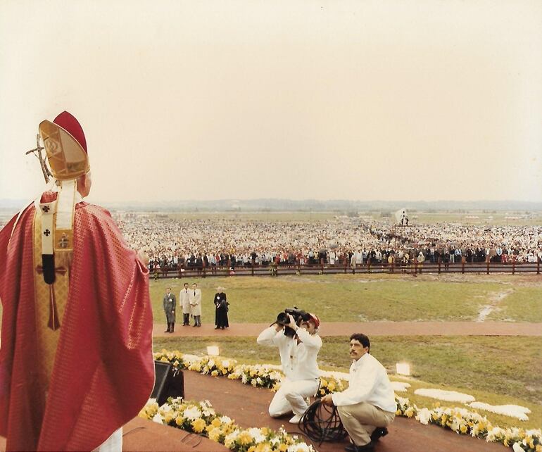 El papa Juan Pablo II se dirija a los fieles durante la misa que ofició en el Parque Ñu Guasu, en su visita al Paraguay.