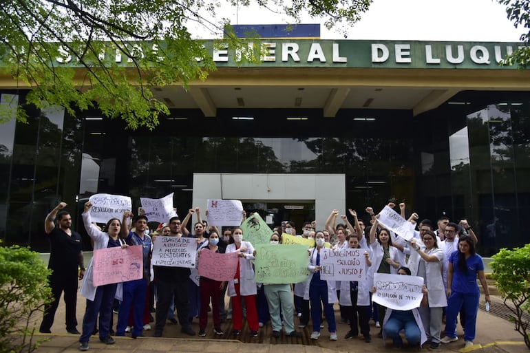 El salario de un médico residente es de alrededor de G. 5 millones, con la nueva resolución del Ministerio de Salud.