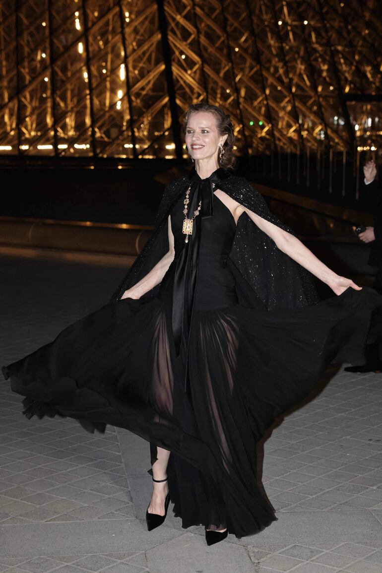 La modelo y actriz checa Eva Herzigova no se perdió el evento anual de recaudación de fondos "Le Grand Diner du Louvre" en París. (Thibaud MORITZ / AFP)