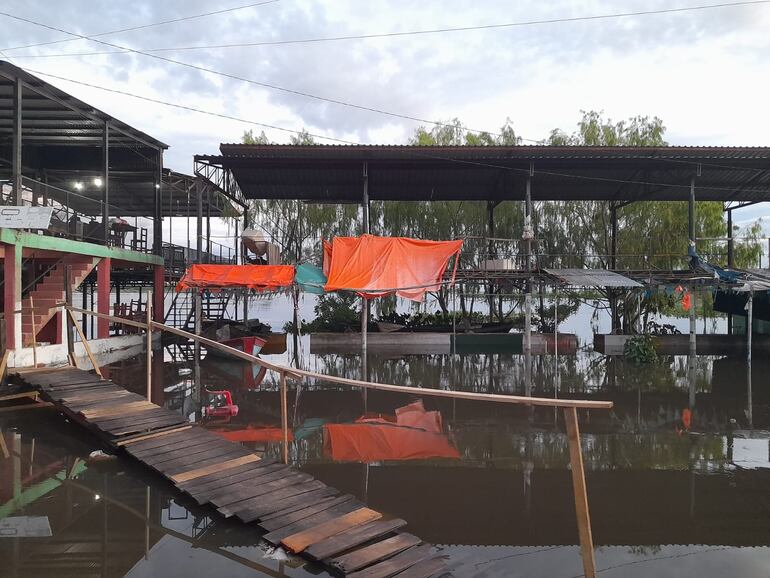 Pescaderías y comedores de Remanso ya están inundadas pero comedores siguen trabajando