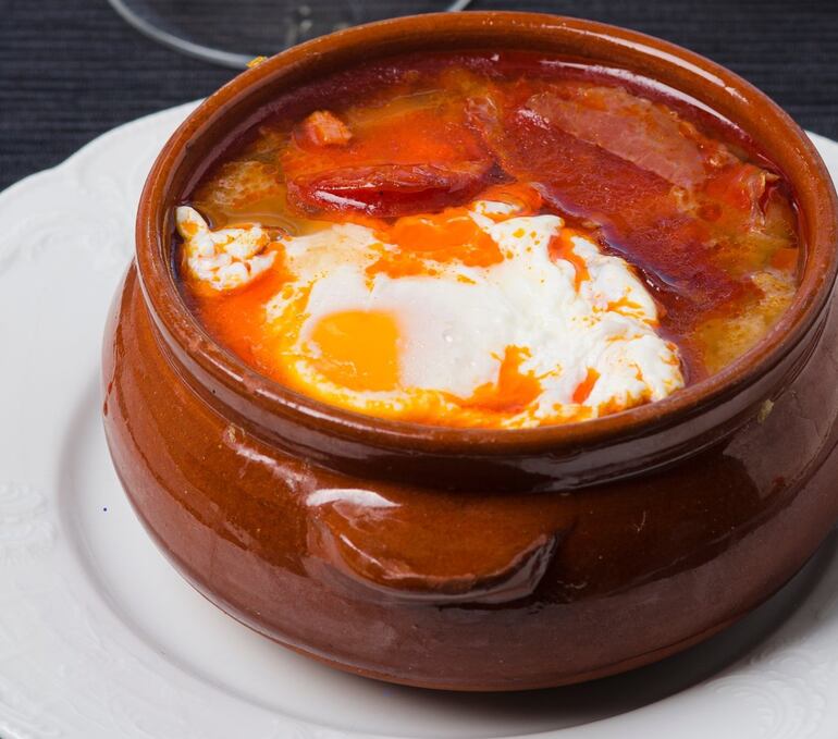 Sopa de ajo castellana.