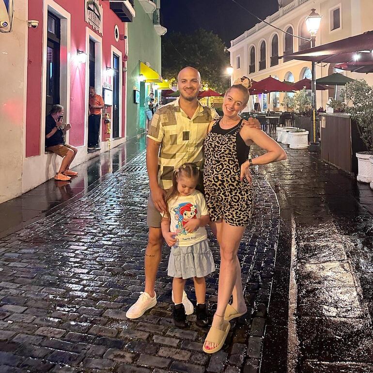 ¡Paseando por San Juan! Joseca Báez y Flopy Conde con su hija Dakota. (Instagram/Florencia Conde)