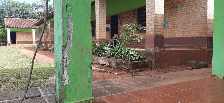 Los pilares con fisuras también generan preocupación en la escuela. 