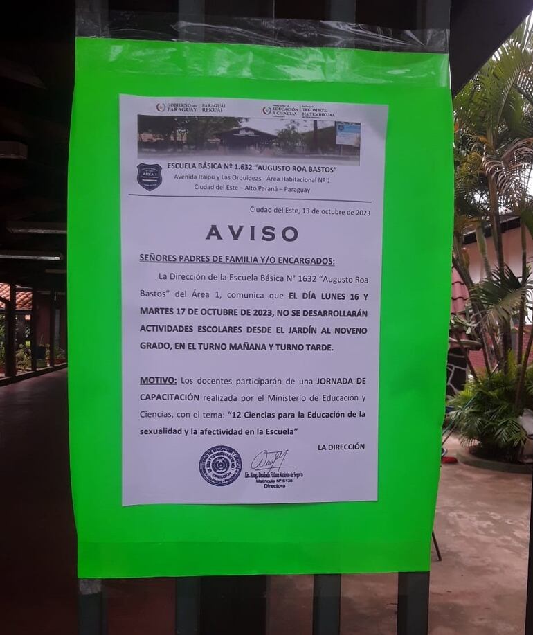 Aviso colgado en un rincón en la escuela básica N° 1.632 Augusto Roa Bastos del área 1 de Ciudad del Este.