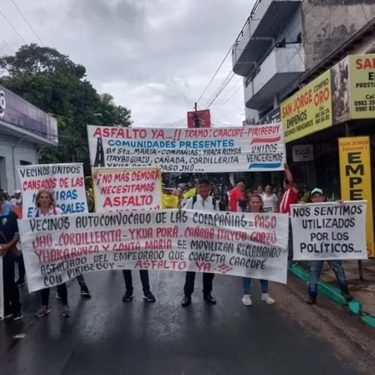 Pobladores de varios barrios de Caacupé y Piribebuy se manifestaron el 14 de abril para exigir al MOPC la inclusión de un asfalto.