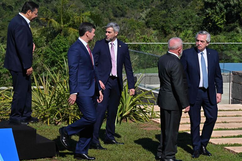 El presidente electo de Paraguay, Santiago Peña (2do de la izq.) junto al mandatario paraguayo Mario Abdo Benítez; de Brasil, Lula da Silva (de espaldas) y de Argentina, Alberto Fernández (d) (AFP)