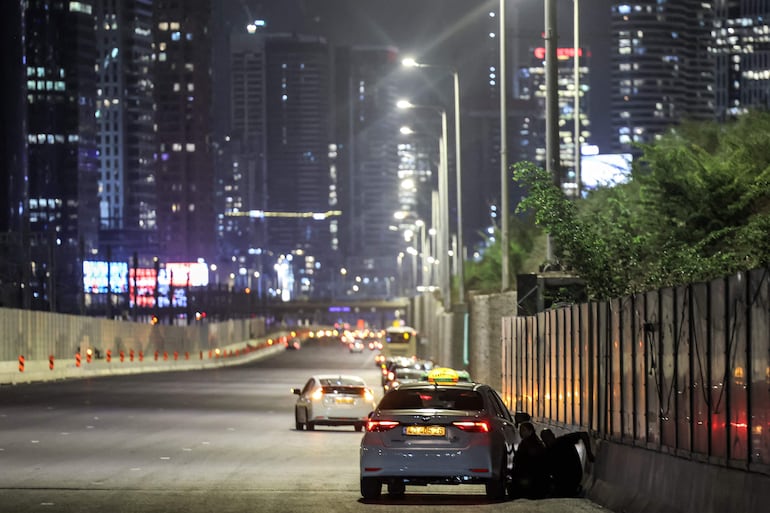 La ciudad de Tel Aviv vuelve lentamente a la tranquilidad tras el ataque de Irán contra Israel.