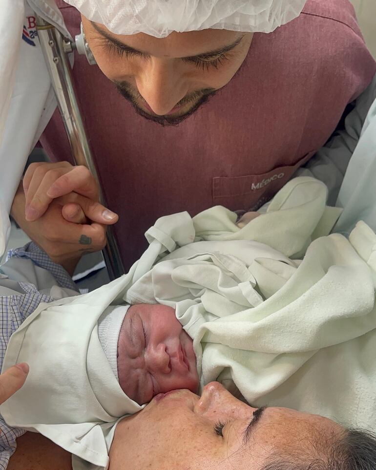 Una imagen llena de amor. Víctor Ezequiel Salazar junto a la recién nacida Chiara Bella y su esposa Danila Barrientos.(Instagram/Víctor Ezequiel Salazar)