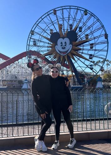 Chichi De Recalde y su hija Stephie Niella en Disney California.