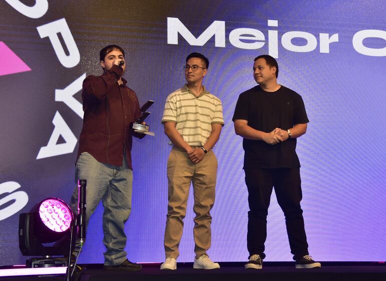 Integrantes de El Culto Casero recibiendo su galardón.