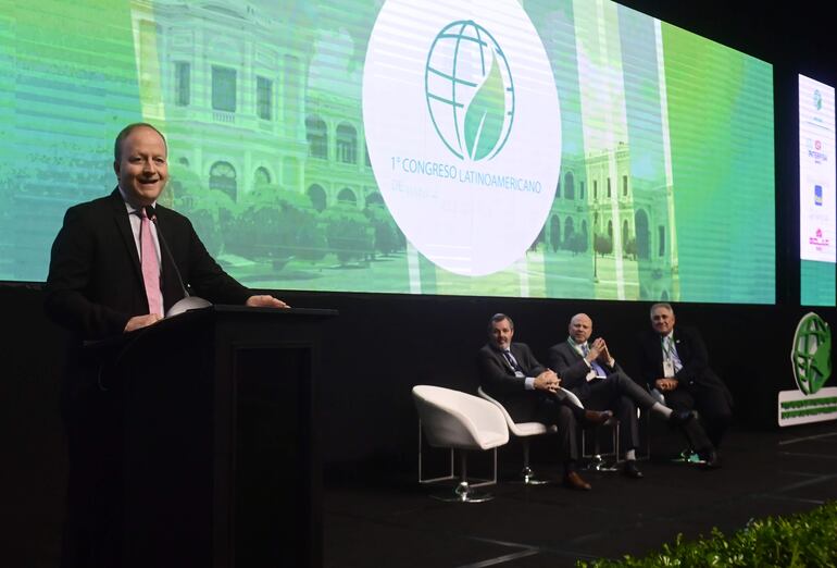 El ministro de Economía Carlos Fernández durante su intervención en el Primer Congreso de Banca Sostenible e Inclusiva que se arrancó hoy y se extenderá hasta mañana en el Paseo La Galería