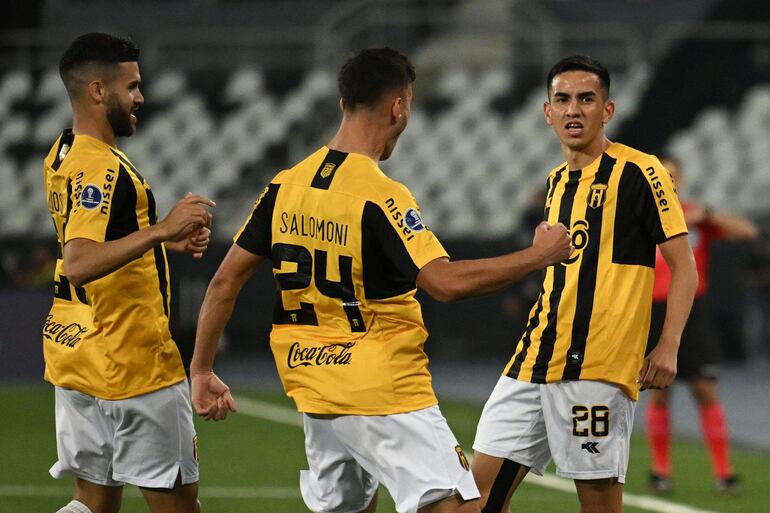 El paraguayo Romero Benítez (d), jugador de Guaraní, festeja un gol en el partido contra Botafogo por la ida de los octavos de final de la Copa Sudamericana en el estadio Olímpico Nilton Santos, en Río de Janeiro, Brasil.