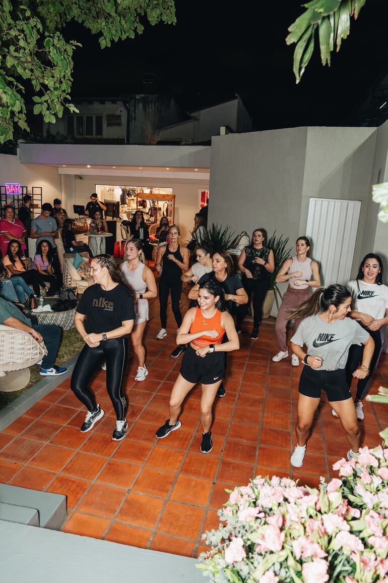 El evento también contó con la presencia de la talentosa Tania Báez, quien animó a todas las presentes a participar en una clase de baile llena de energía. 