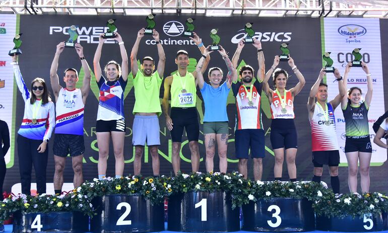 Los flamantes ganadores de los 21 km de la  Maratón de Asunción celebrando en el podio.