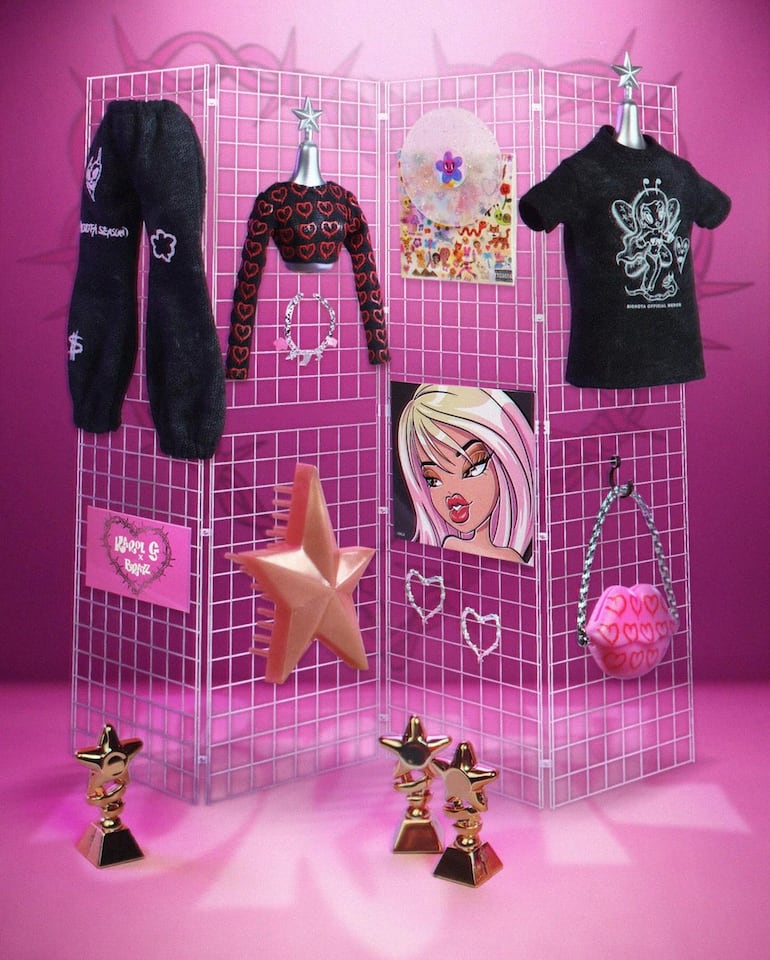 Las muñecas Bratz de Karol G vienen con variados accesorios. (Instagram/Bratz)